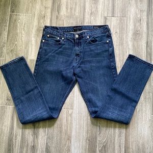 Men’s skinny jeans with comfort stretch.